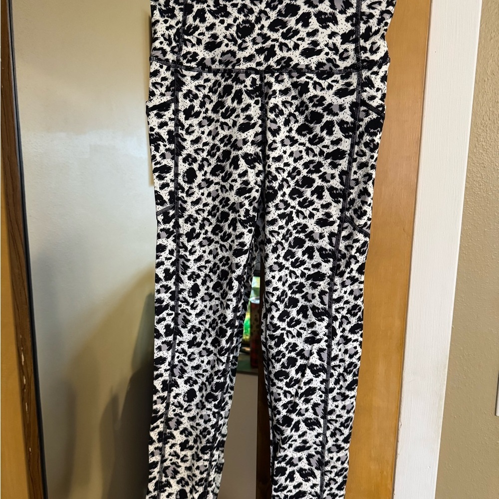 Zyia Active Snow Leopard Brilliant High-Rise 7/8 Leggings